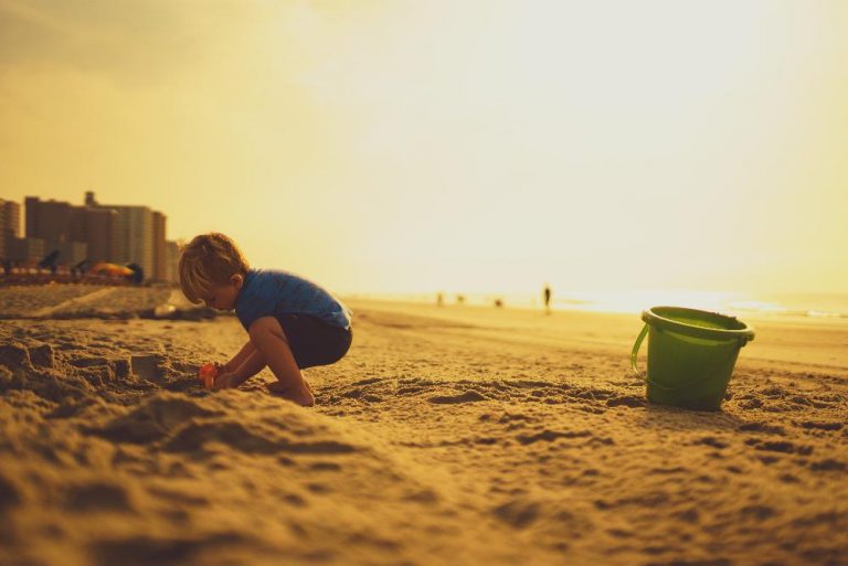 calor crianças verão praia